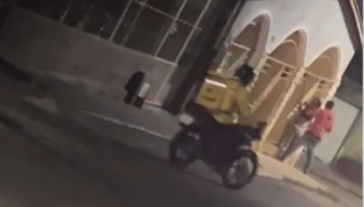 Entregador e jovem interrompem agressão e ajudam a conter homem em Aparecida de Goiânia