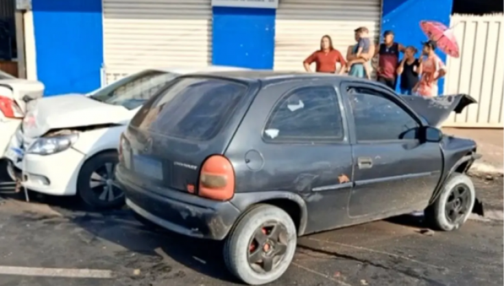 Motorista embriagado bate em dois carros em Aparecida