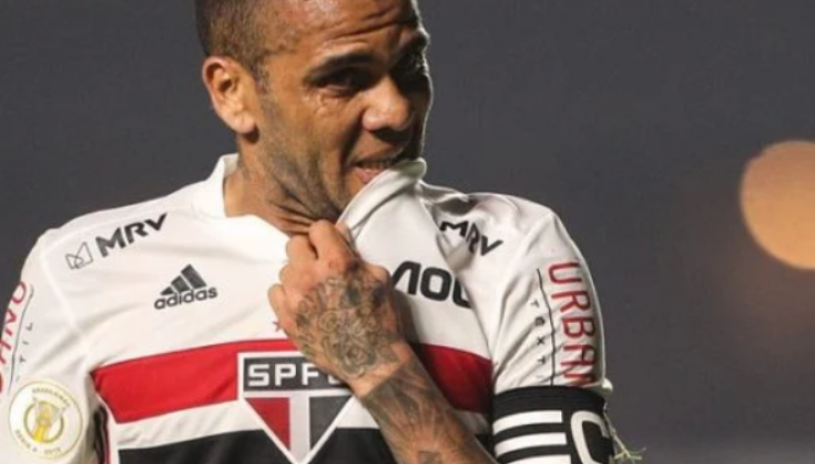 Em evento religioso, ex-jogador Daniel Alves diz que Cristo o 