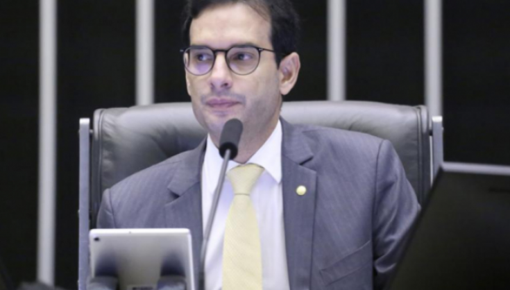 Fim da escala 6x1 pode começar a valer ainda em 2026, diz relator da PEC