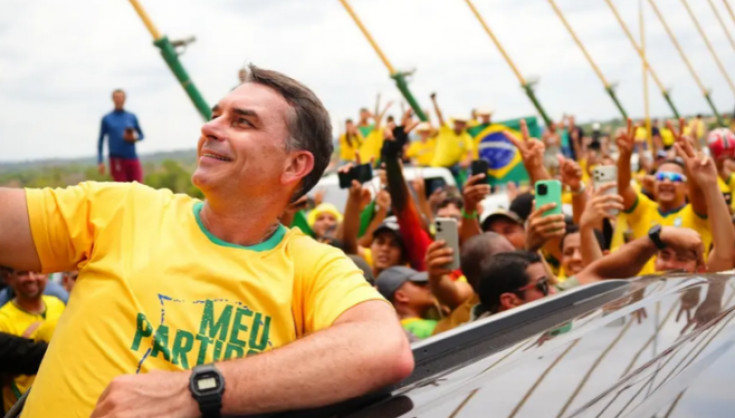 Flávio Bolsonaro cumpre agenda em Goiás nesta terça-feira (20) e se reúne com sertanejos apoiadores