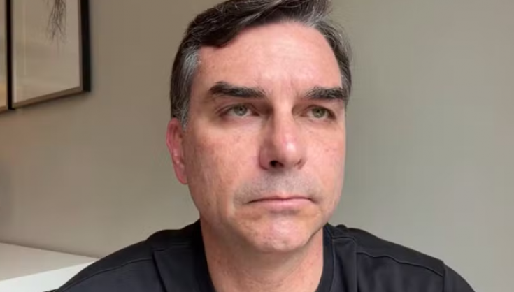Flávio Bolsonaro aposta em discurso patriótico para rebater Lula e ampliar apoio à direita