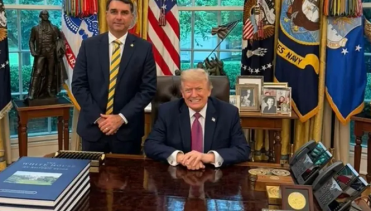 Flávio Bolsonaro se reúne com Trump na Casa Branca