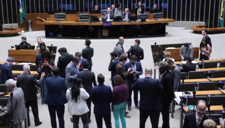 Câmara aprova MP que reforça piso do frete e anistia a multas de caminhoneiros nas eleições de 2022