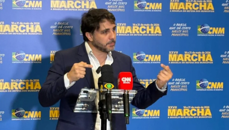 Renan Santos chama Eduardo Bolsonaro de 