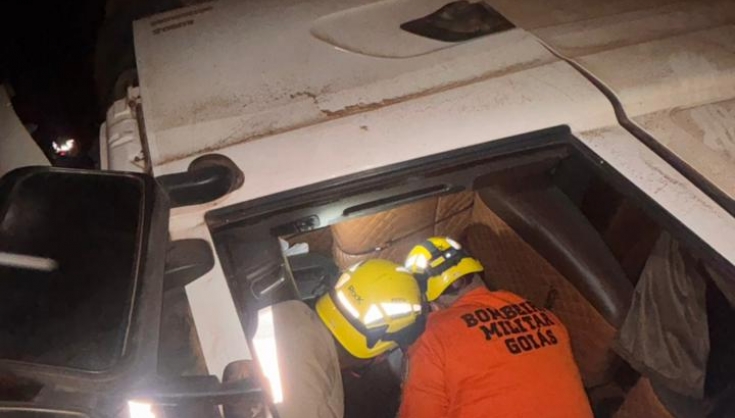 Carreta com soja tomba na GO-309 e deixa motorista preso